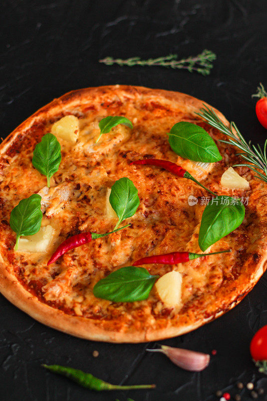 披萨、菠萝、鸡肉、番茄酱、蔬菜、罗勒(披萨配料)。食品的背景。本空间