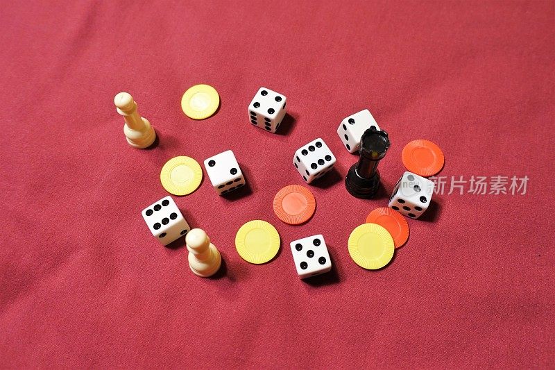 骰子，棋子和其他游戏的棋子在红色的背景