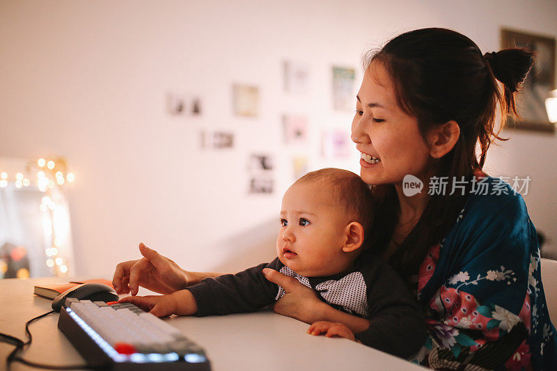 年轻的亚洲女人和她的儿子在家里