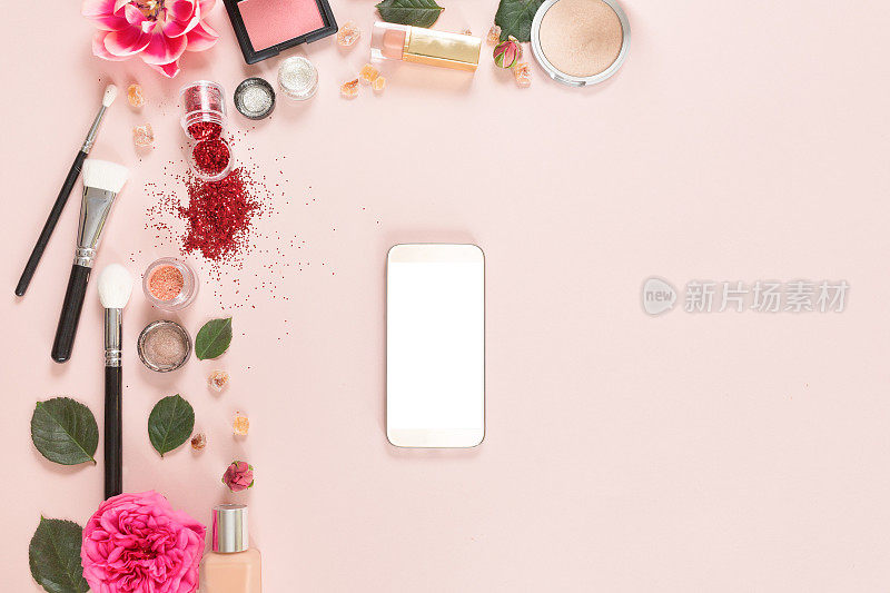 俯视图概念网上购物化妆品在粉红色的背景平铺，模拟和复制空间