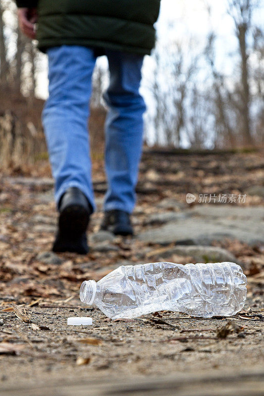 垃圾虫在森林中行走，乱扔一个塑料瓶