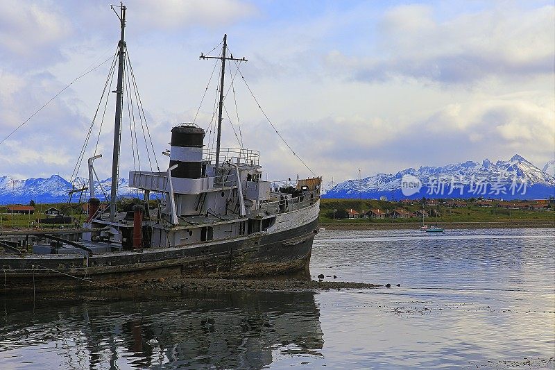 海难-在乌斯怀亚比格尔海峡，火地岛被遗弃的搁浅船