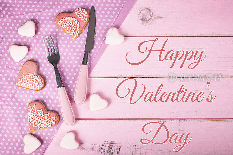 爱的心情人饼干在粉红色的木桌上。