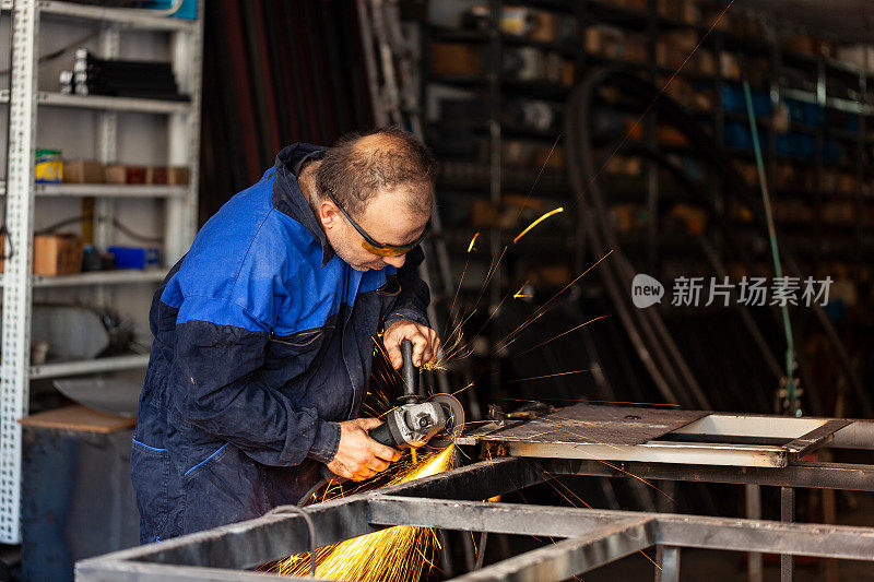 建筑业手工工人用圆锯切割铁器