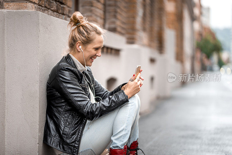 一个在户外工作的年轻女人