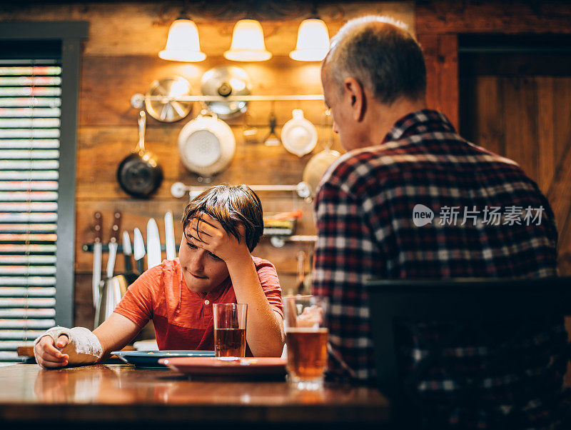 伤害少年和祖父