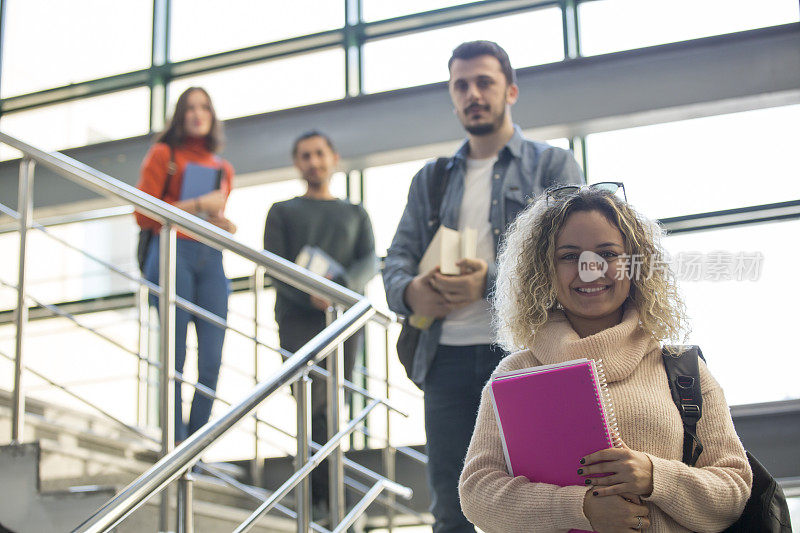 学生们正在下楼