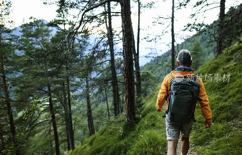 老人在山林中徒步旅行