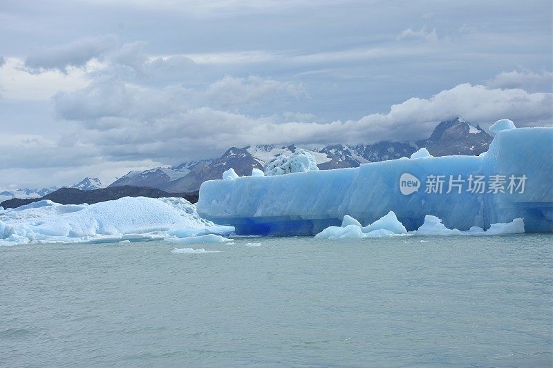 的冰山和浮冰