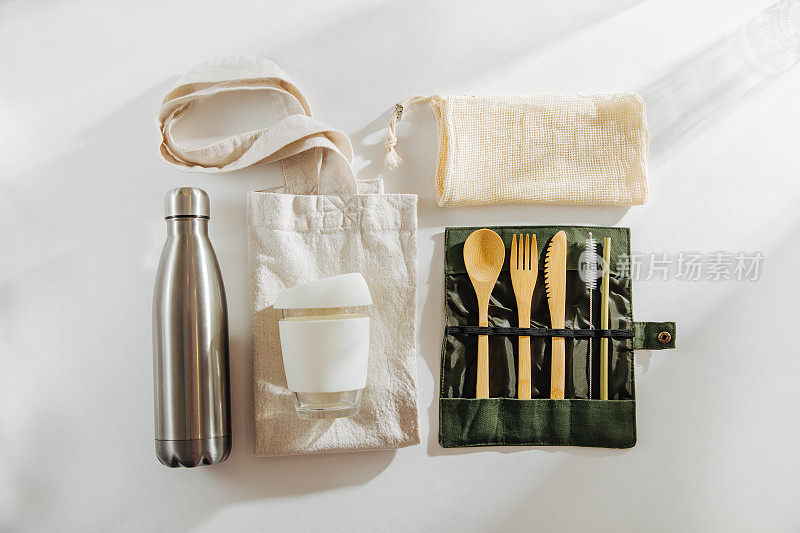 环保竹制餐具，环保袋，可重复使用的咖啡杯和水瓶。可持续的生活方式。塑料自由概念。