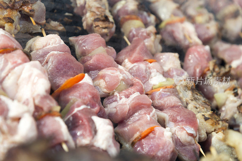 街头市场上的各种肉类食品。