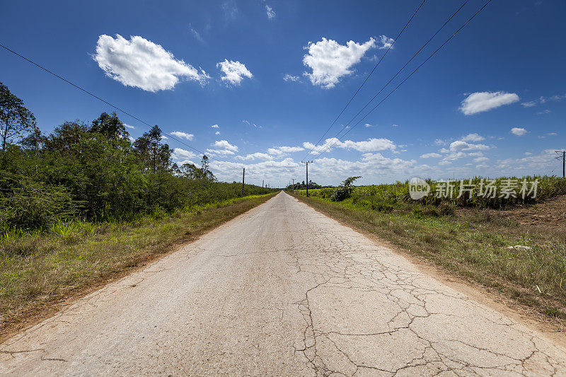 古巴岛中部的乡村公路，加勒比海