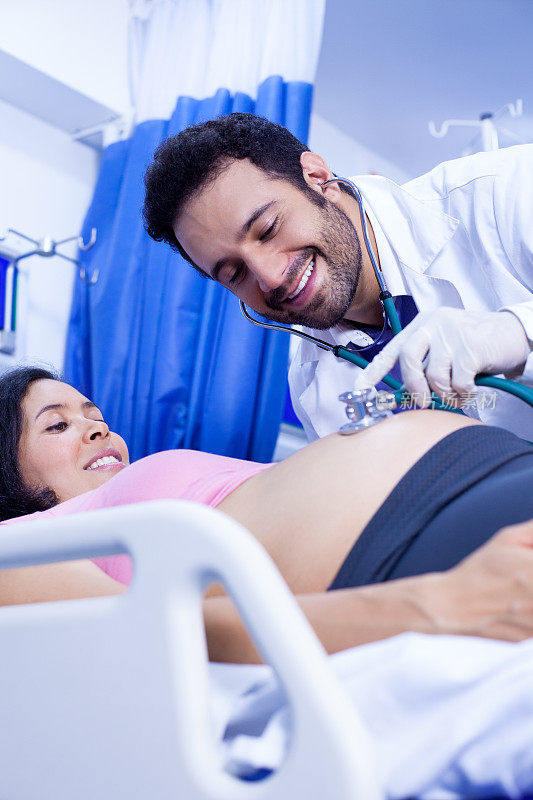 拉丁裔医生向孕妇提供医疗咨询。