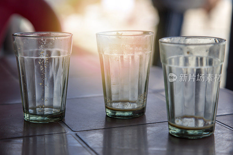 塑料桌上放着三只空茶杯。