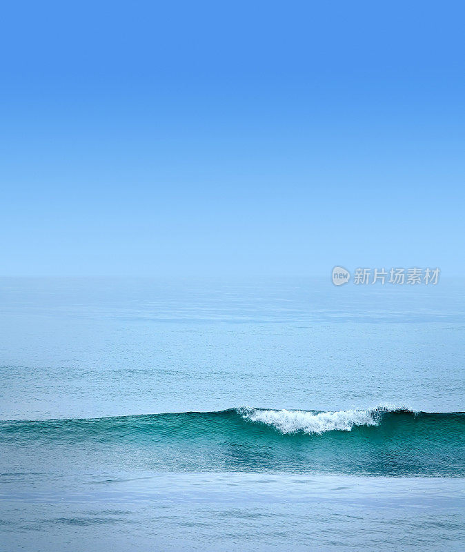 海景图像有风的早晨在海滩上和美丽的海浪在海上