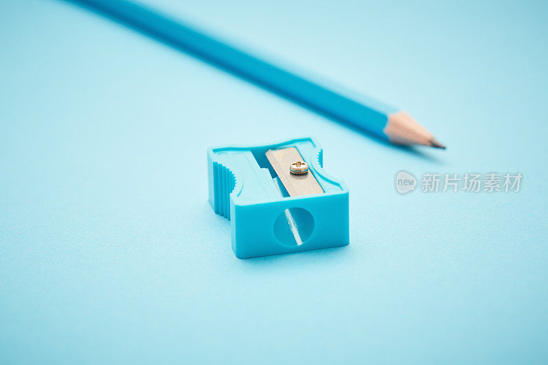 淡蓝色的铅笔和卷笔刀