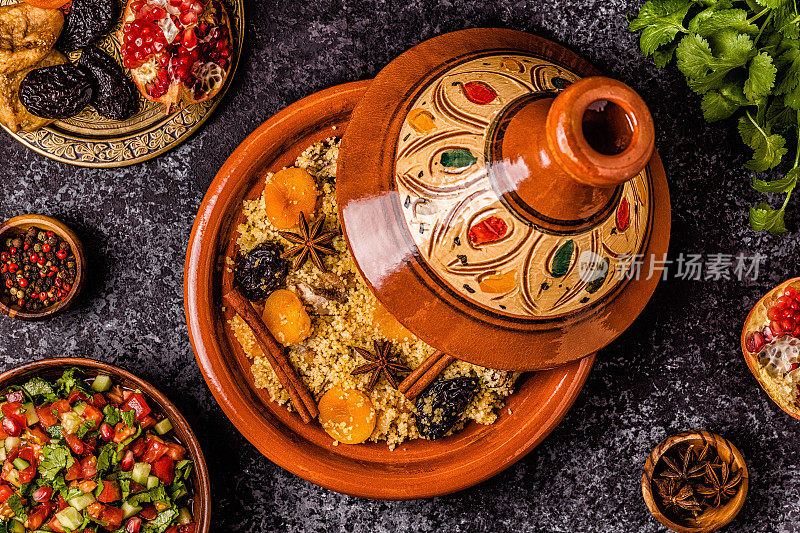 传统的摩洛哥塔吉尼鸡与干果和香料