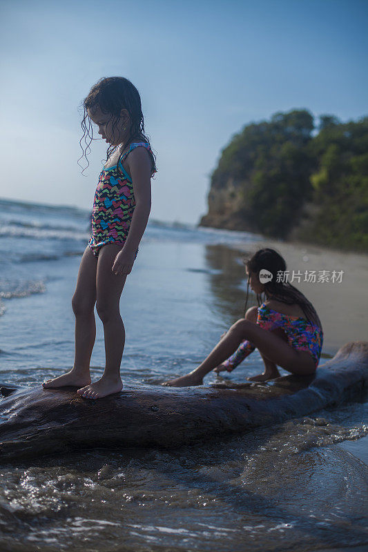 小女孩们在海滩上探险