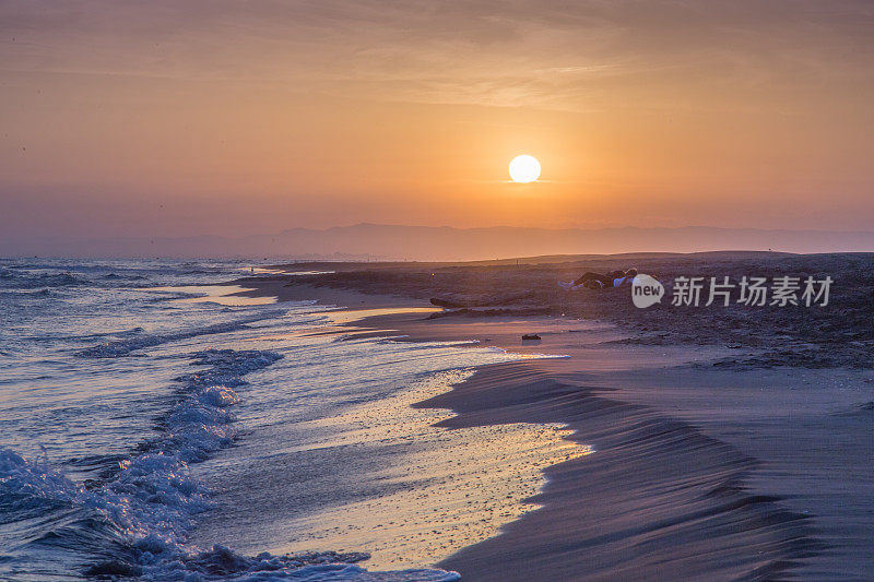 海上日落。和平的景象