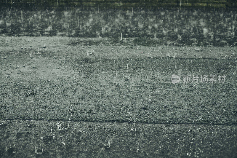 英格兰西北部夏季雷雨期间乡村道路上的暴雨。