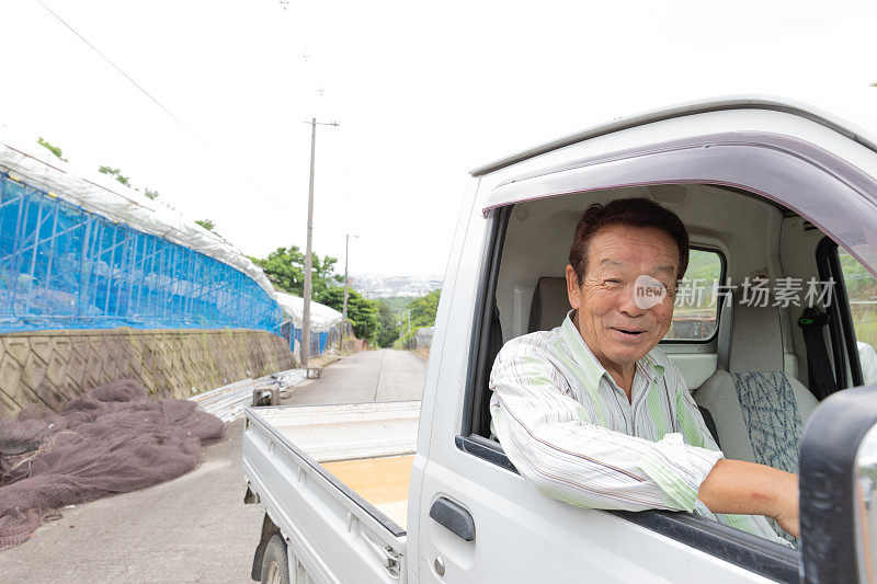 日本老人开着小卡车