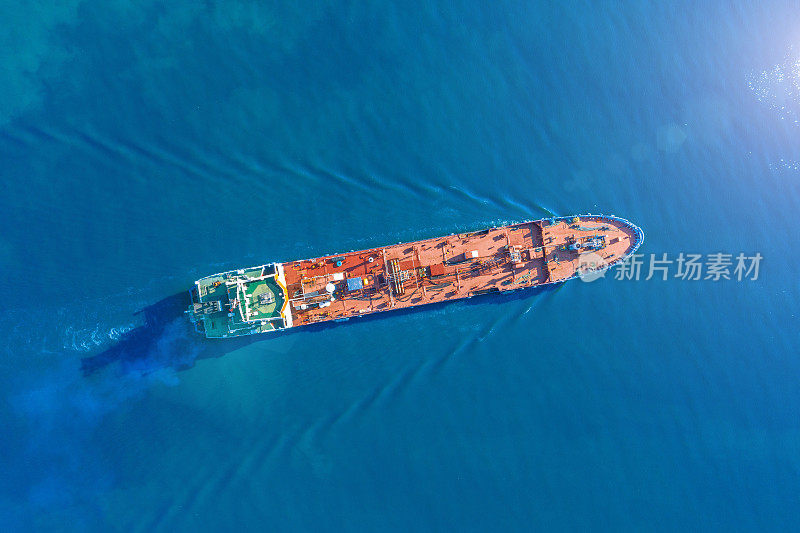 载着液体散货的航拍油轮正在蓝海中航行。