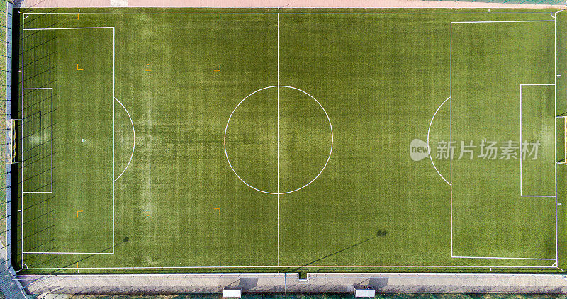 从空中看，完全是一个足球俱乐部的人造球场