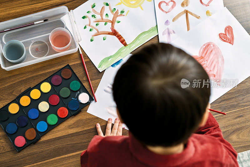 2-3岁儿童在家用水彩作画。