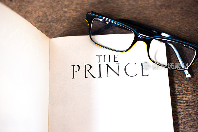 翻开书，标题页:王子(带黑眼镜)