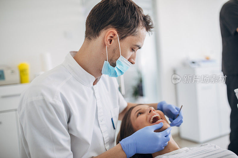 年轻女子在看牙医