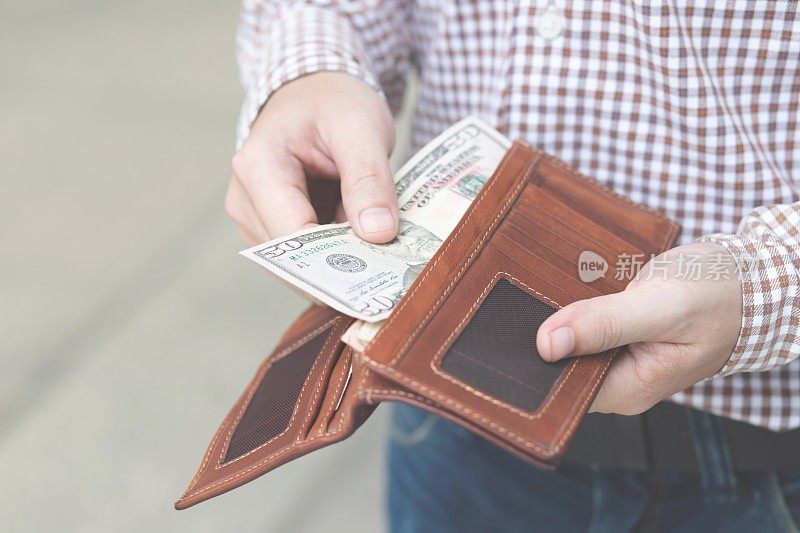 有棕色钱包的人会把钱拿出来买东西。花