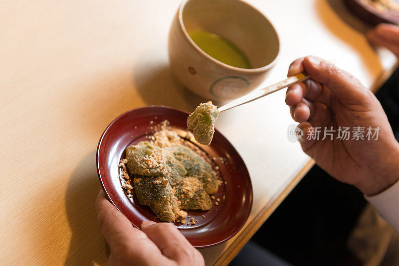 在京都一家餐厅里，日本资深男子正在吃Warabimochi甜点