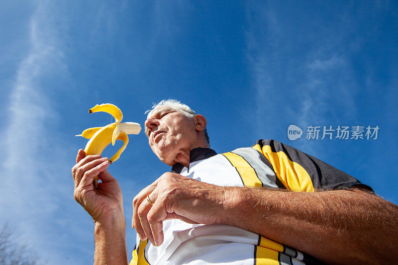 穿运动服吃香蕉的老人