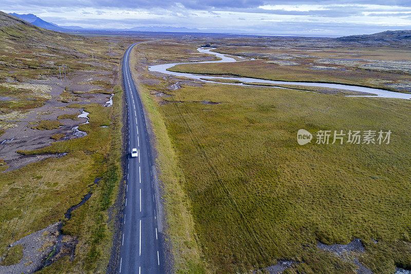 道路与汽车在冰岛，鸟瞰图