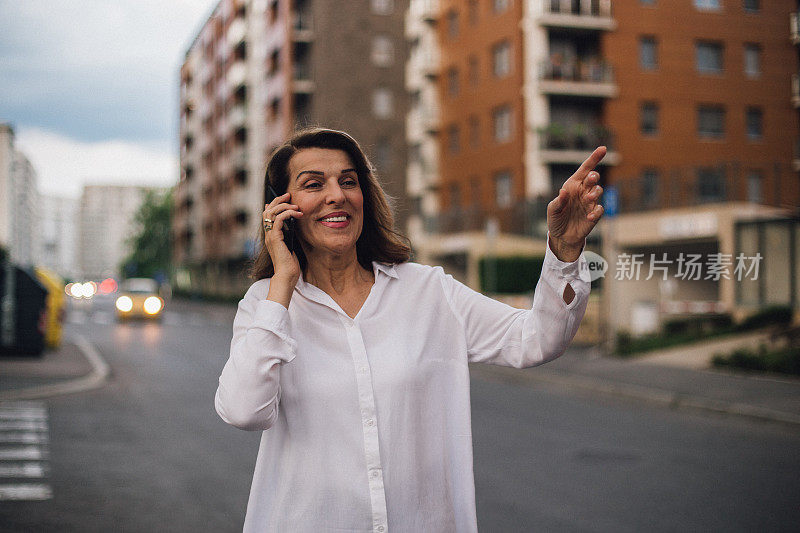 一个成熟的女人边搭顺风车边讲电话