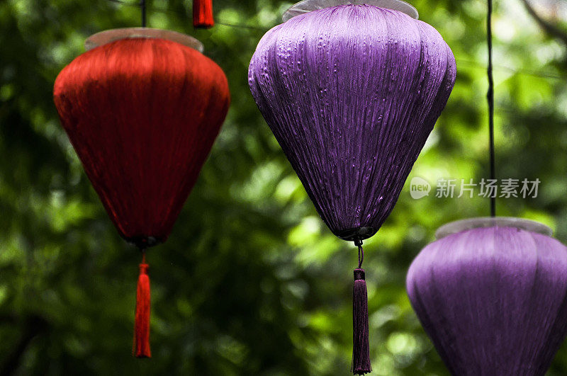 中国人在春节时挂灯笼