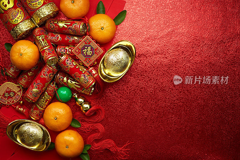 中国的硬币或中国结和中国金元宝和传统的中国结(外国文字意味着祝福)和红色的信封和装饰与新鲜的橙子在红色的背景