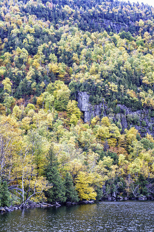 深秋阿迪朗达克州立公园的悬崖峭壁