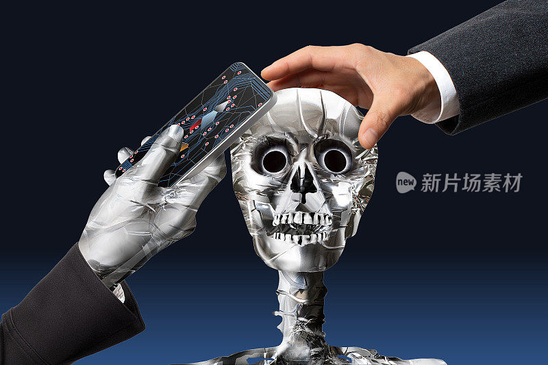一位女性人工智能商人用智能手机控制着一个机器人头骨。一只人的手握着一个金属头骨。