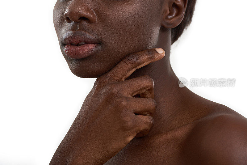 完美的黑皮肤。裁剪照片的年轻非洲妇女与大自然的嘴唇站在白色的背景。黑皮肤模型