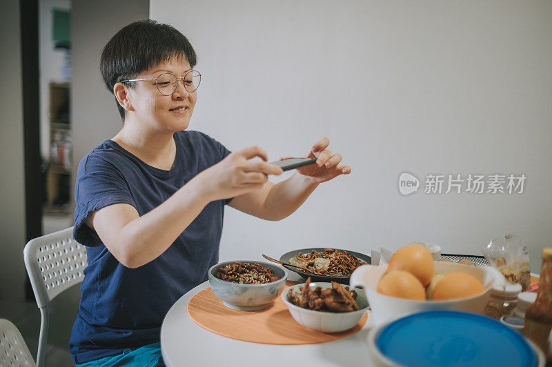 一位亚洲华人中年妇女订了外卖，在家准备吃午饭，并拍下了中餐的照片