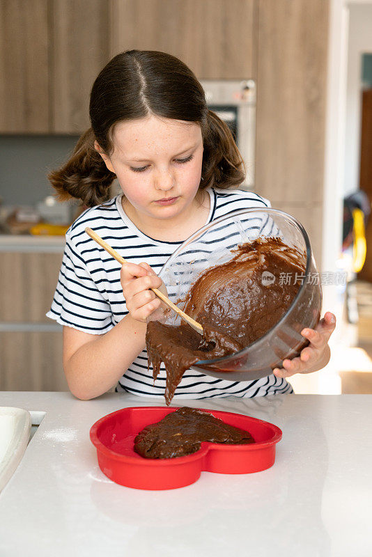 九岁正在烘焙巧克力布朗尼蛋糕
