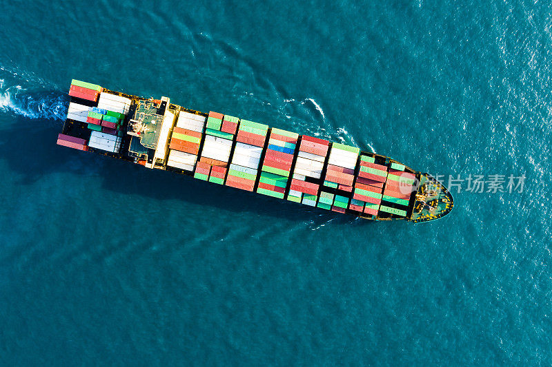 集装箱货轮载运集装箱箱，用于远洋集装箱船物流运输，鸟瞰图