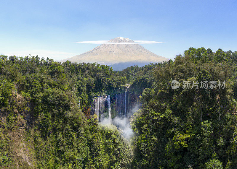 印度尼西亚的瀑布、火山和热带雨林