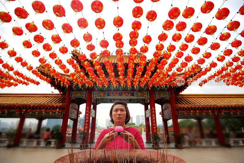 中国新年:在庙里祈福