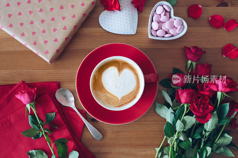 情人节礼物:一杯咖啡，礼盒和玫瑰花