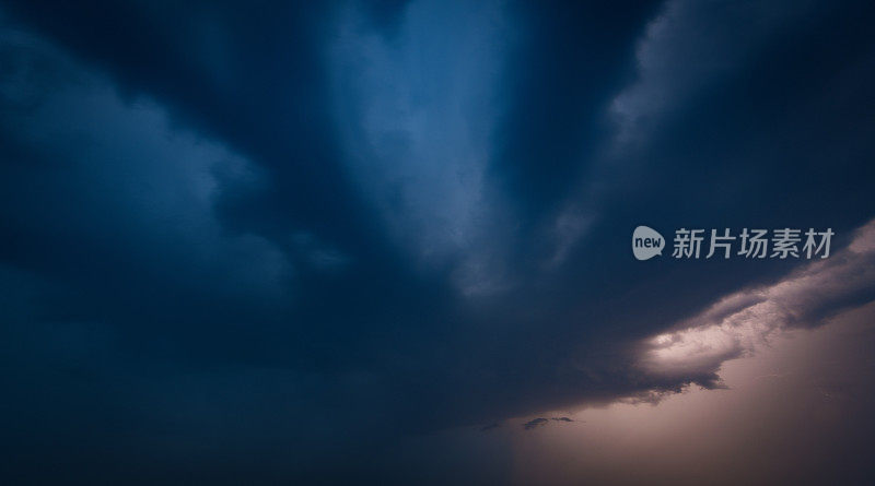 在夏天的雷雨中，黑暗的夜空中出现闪电