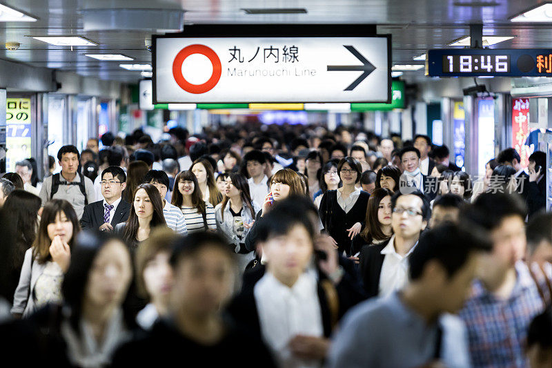 日本东京池袋站，乘客们正在匆忙赶路