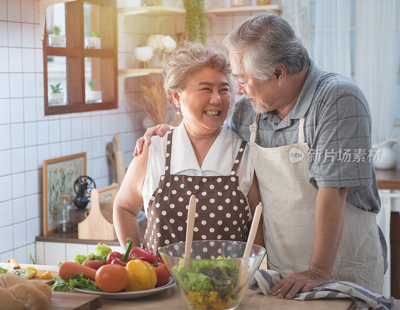 老夫妇在厨房里享用健康的食物