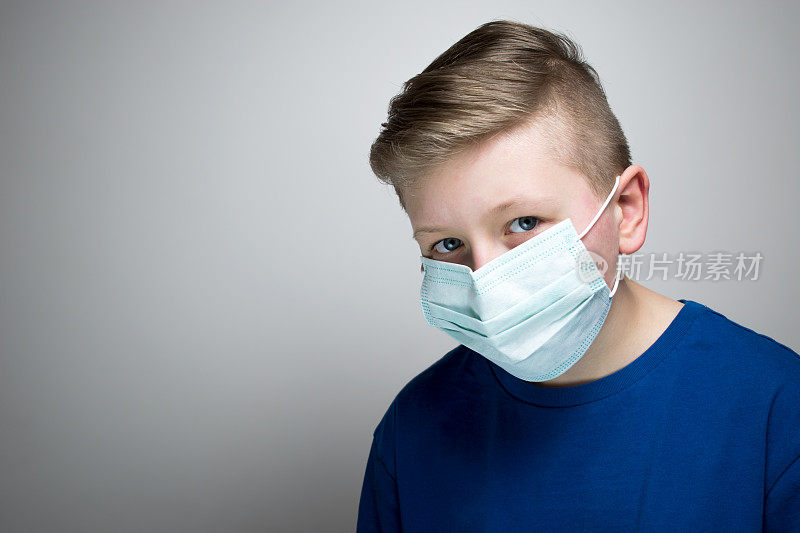 一个戴着防毒面具的孩子。这个男孩戴上了防毒面具。